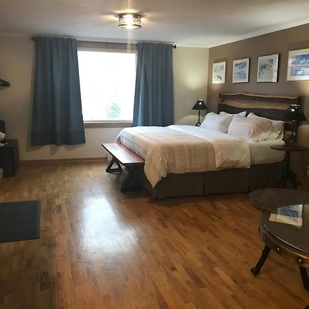 Canadian Rockies Inn - Adults Only Field Luaran gambar