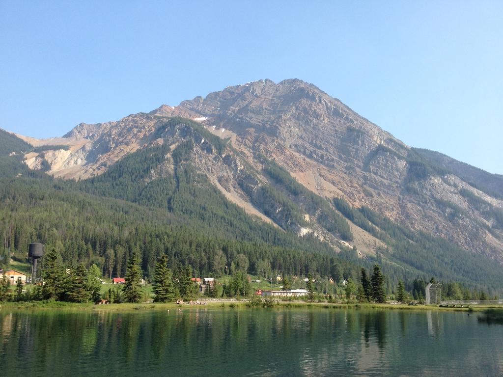 Canadian Rockies Inn - Adults Only Field Luaran gambar