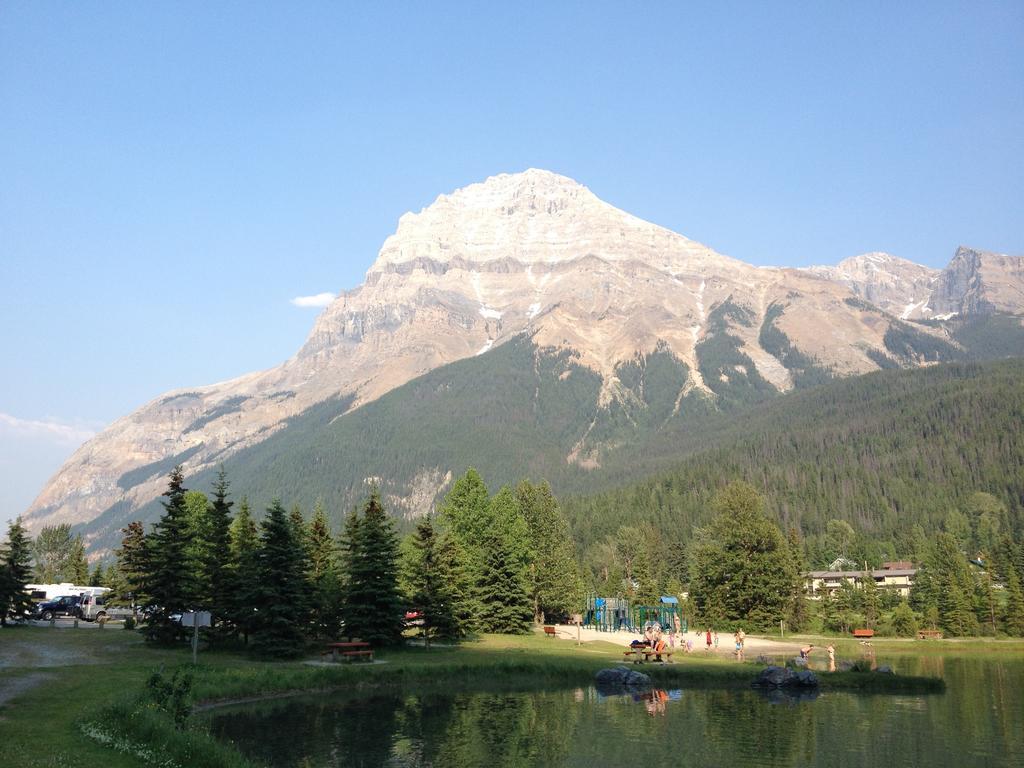 Canadian Rockies Inn - Adults Only Field Luaran gambar