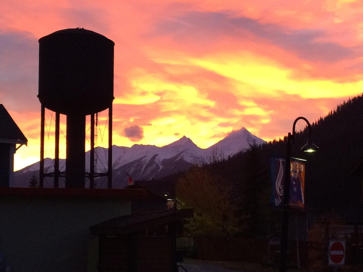 Canadian Rockies Inn - Adults Only Field Luaran gambar